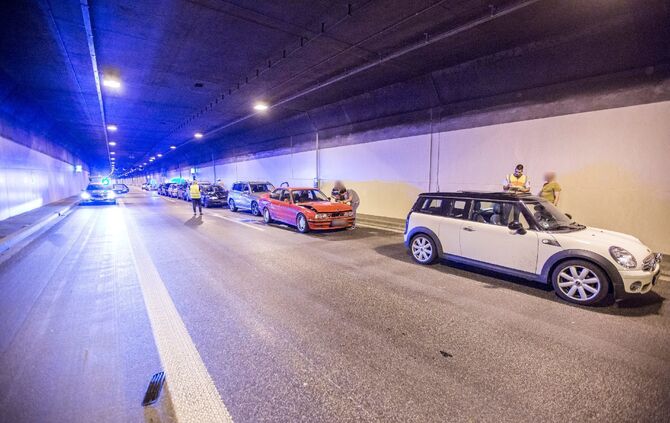 Massenkarambolage im Kappelbergtunnel: 9 Fahrzeuge krachen aufeinander - Tunnel in Richtung Stuttgart voll gesperrt - Bild 20_19