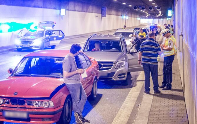 Massenkarambolage im Kappelbergtunnel: 9 Fahrzeuge krachen aufeinander - Tunnel in Richtung Stuttgart voll gesperrt - Bild 21_20