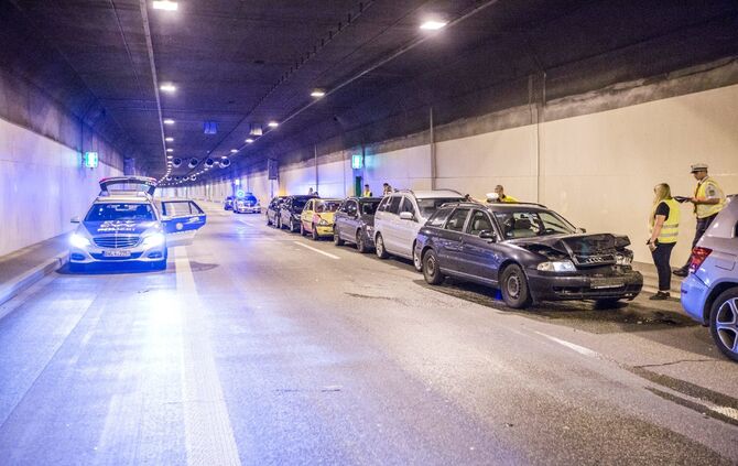 Massenkarambolage im Kappelbergtunnel: 9 Fahrzeuge krachen aufeinander - Tunnel in Richtung Stuttgart voll gesperrt - Bild 22_21