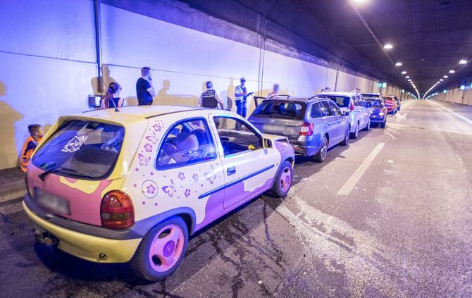 Massenkarambolage im Kappelbergtunnel: 9 Fahrzeuge krachen aufeinander - Tunnel in Richtung Stuttgart voll gesperrt - Bild 23_22