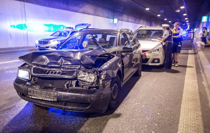Massenkarambolage im Kappelbergtunnel: 9 Fahrzeuge krachen aufeinander - Tunnel in Richtung Stuttgart voll gesperrt - Bild 24_23