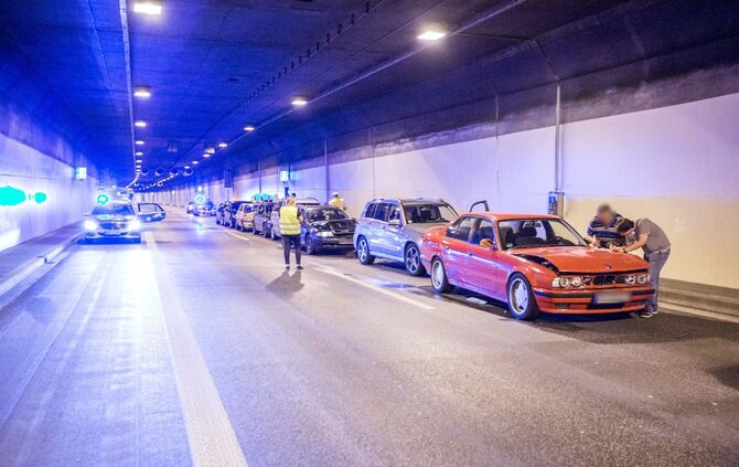 Massenkarambolage im Kappelbergtunnel: 9 Fahrzeuge krachen aufeinander - Tunnel in Richtung Stuttgart voll gesperrt - Bild 25_24