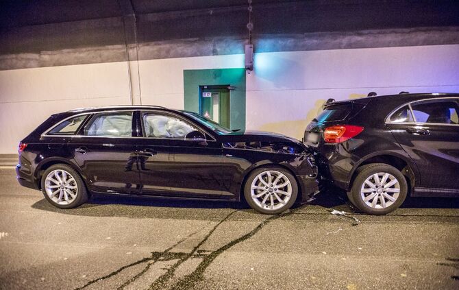 Massenkarambolage im Kappelbergtunnel: 9 Fahrzeuge krachen aufeinander - Tunnel in Richtung Stuttgart voll gesperrt - Bild 26_25