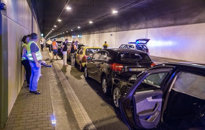 Massenkarambolage im Kappelbergtunnel: 9 Fahrzeuge krachen aufeinander - Tunnel in Richtung Stuttgart voll gesperrt - Bild 27_26