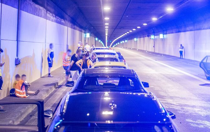 Massenkarambolage im Kappelbergtunnel: 9 Fahrzeuge krachen aufeinander - Tunnel in Richtung Stuttgart voll gesperrt - Bild 28_27