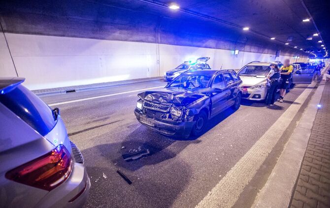 Massenkarambolage im Kappelbergtunnel: 9 Fahrzeuge krachen aufeinander - Tunnel in Richtung Stuttgart voll gesperrt - Bild 29_28