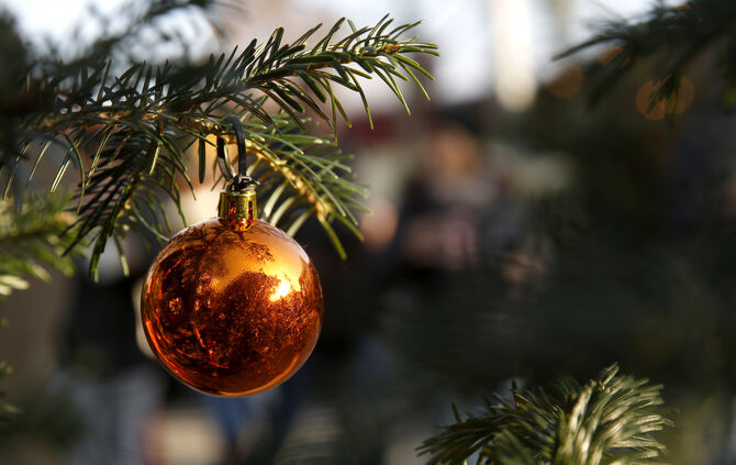 Weihnachten Christbaumkugel Tannenzweig Symbolfoto