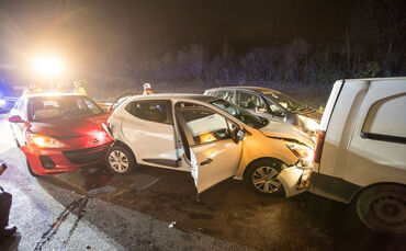 Auffahrunfall, B14, Fellbach - Stuttgart, 25.11.2021.