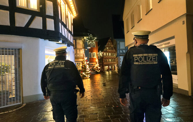 Polizei Kontrolle Ausgangssperre Symbol Symbolbild Symbolfoto
