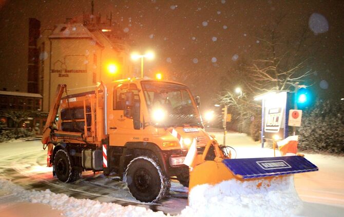 mit dem Schneepflug um 3:00 Uhr morgens in Waiblingen Unterwegs
