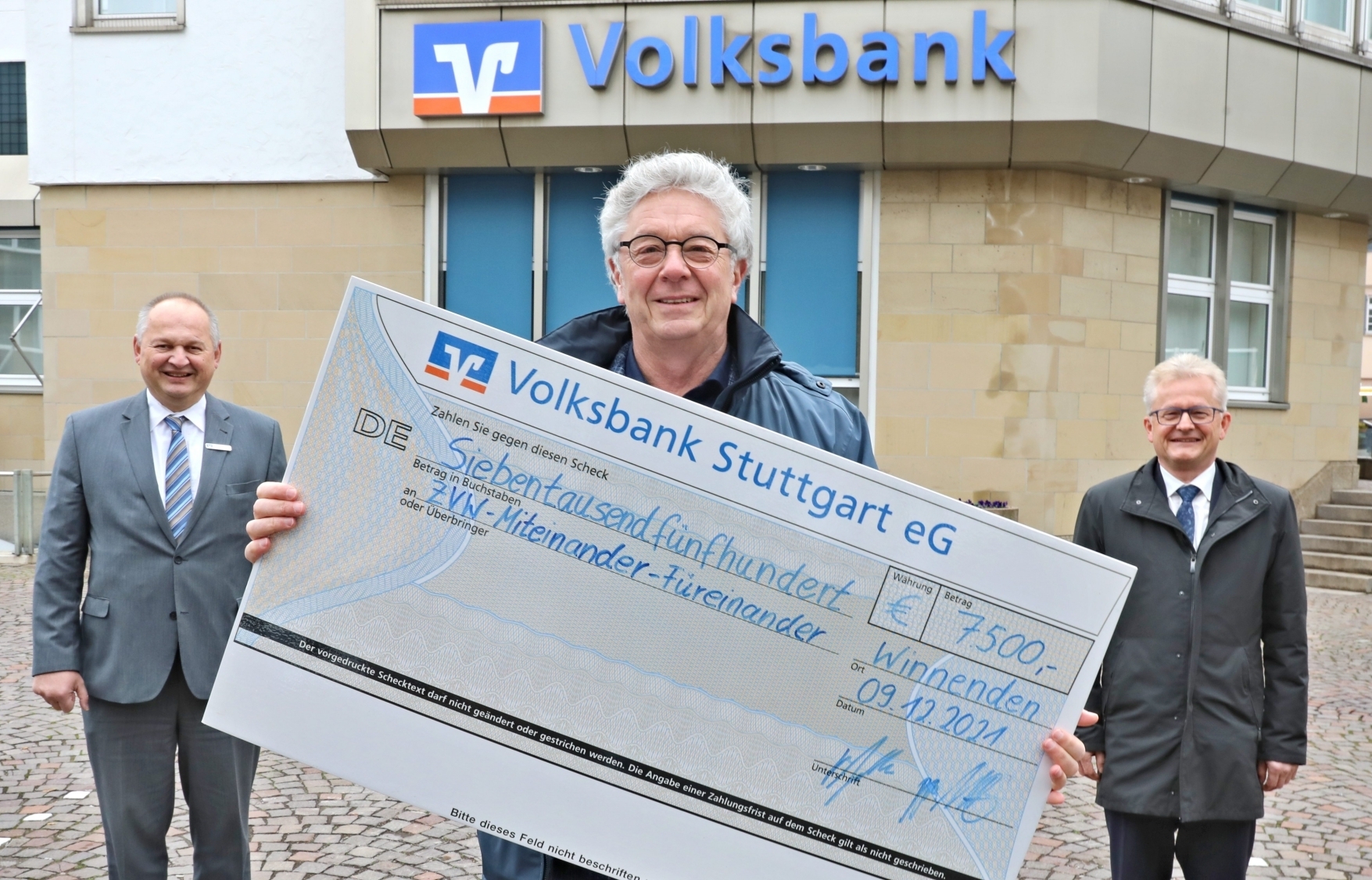 Volksbank in Winnenden spendet für die Aktion Miteinander-Füreinander ...