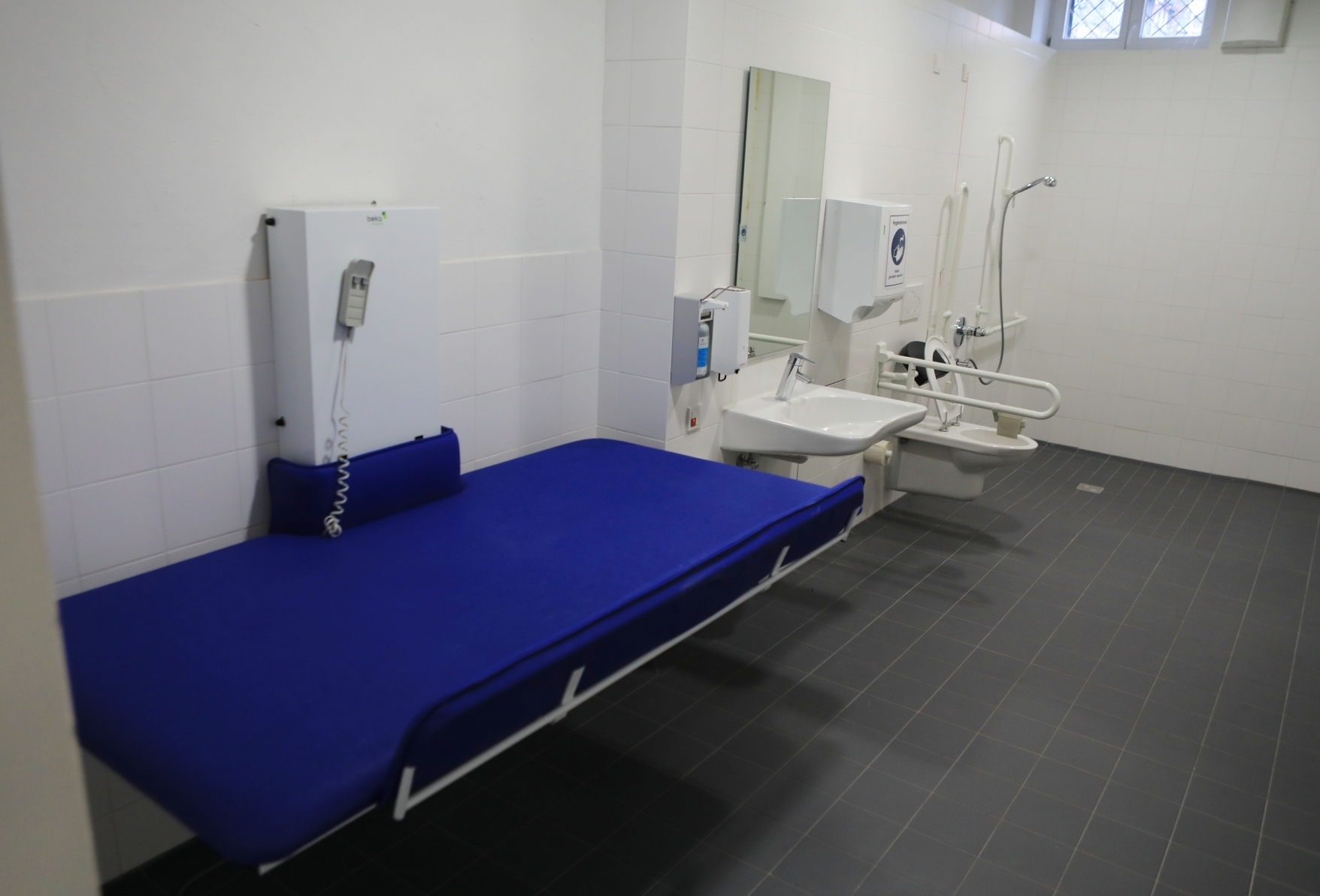 Erweitertes Behinderten-WC: „Toilette für alle“ fürs Familienzentrum ...