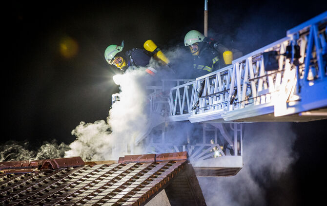Feuerwehr rettet zwei Bewohner unverletzt - Bild 05_0