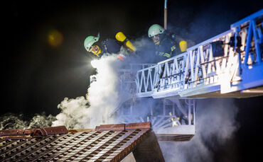 Feuerwehr rettet zwei Bewohner unverletzt - Bild 05_0