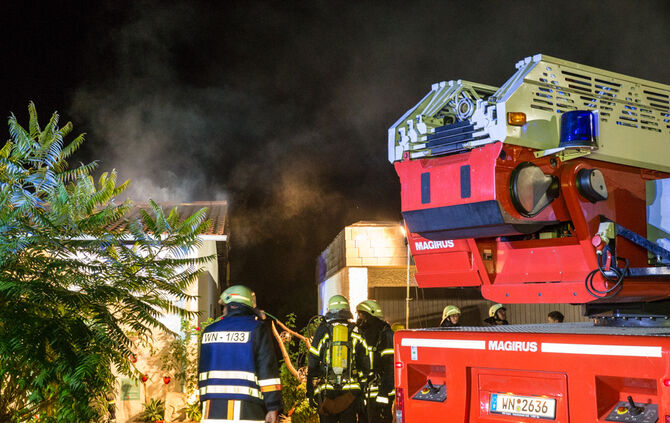 Feuerwehr rettet zwei Bewohner unverletzt - Bild 19_2
