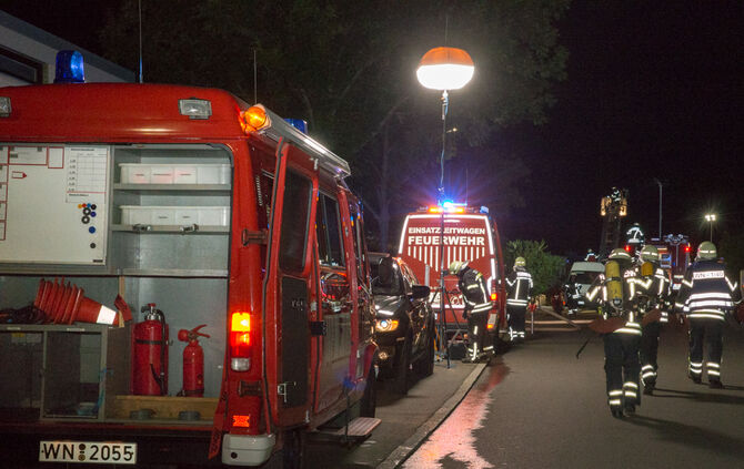 Feuerwehr rettet zwei Bewohner unverletzt - Bild 01_3
