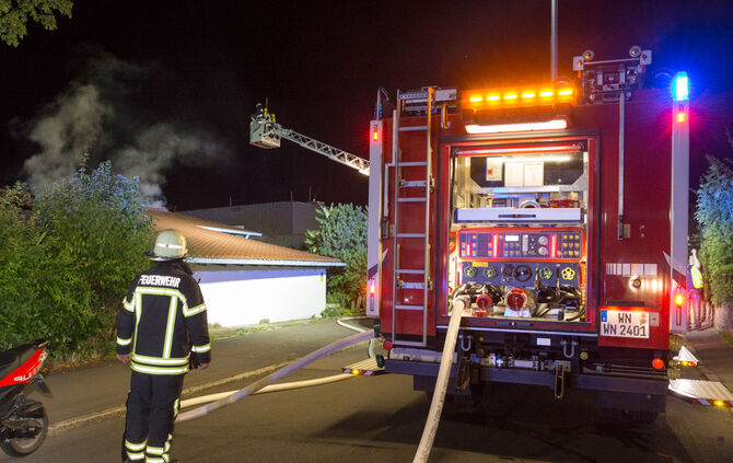 Feuerwehr rettet zwei Bewohner unverletzt - Bild 02_4