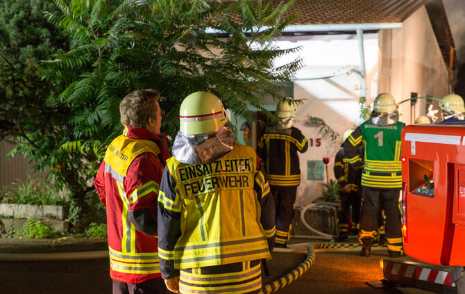 Feuerwehr rettet zwei Bewohner unverletzt - Bild 04_6