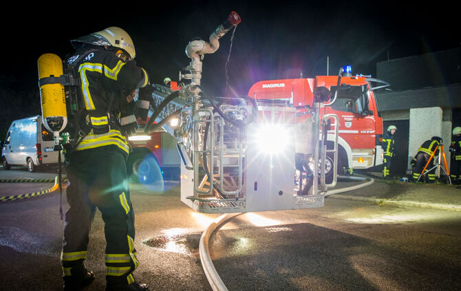 Feuerwehr rettet zwei Bewohner unverletzt - Bild 06_7
