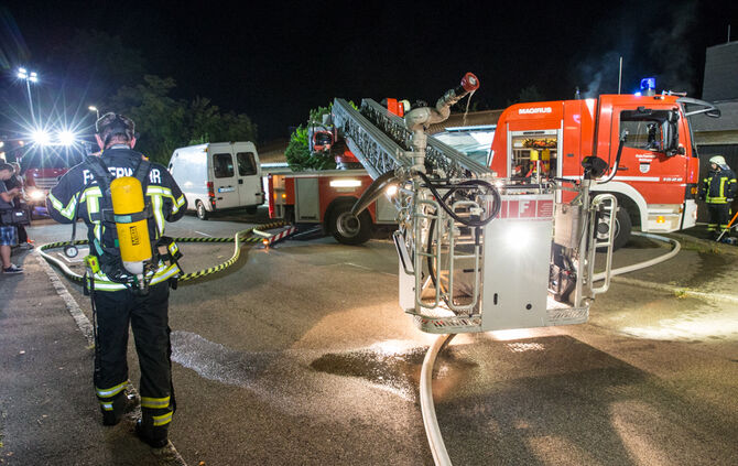 Feuerwehr rettet zwei Bewohner unverletzt - Bild 07_8