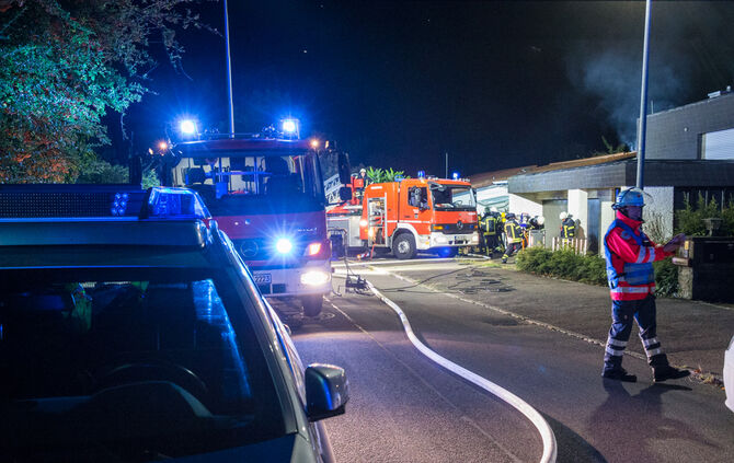 Feuerwehr rettet zwei Bewohner unverletzt - Bild 08_9