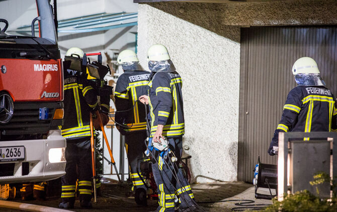 Feuerwehr rettet zwei Bewohner unverletzt - Bild 09_10