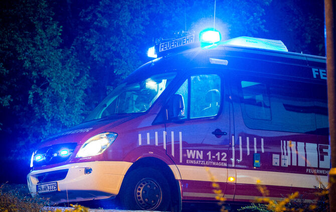 Feuerwehr rettet zwei Bewohner unverletzt - Bild 10_11