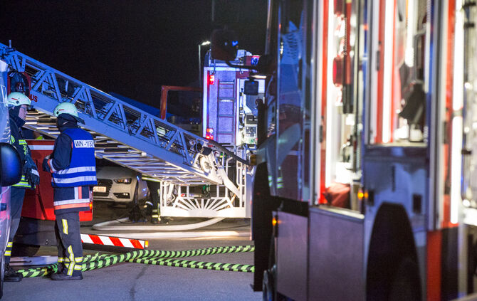Feuerwehr rettet zwei Bewohner unverletzt - Bild 11_12