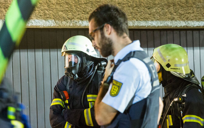 Feuerwehr rettet zwei Bewohner unverletzt - Bild 12_13