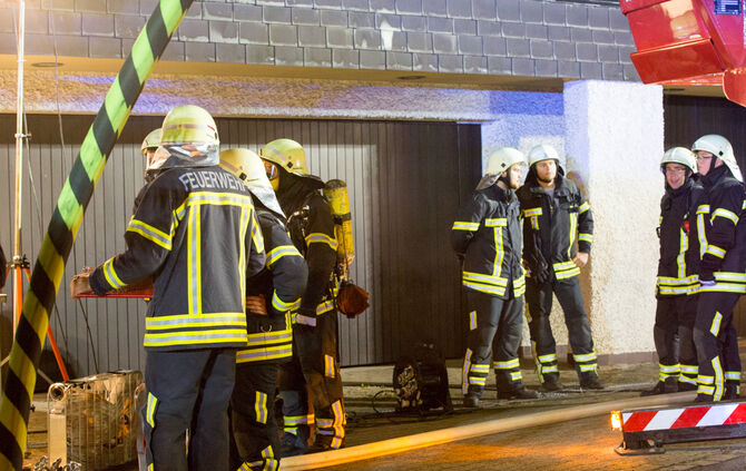 Feuerwehr rettet zwei Bewohner unverletzt - Bild 13_14