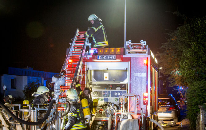 Feuerwehr rettet zwei Bewohner unverletzt - Bild 14_15