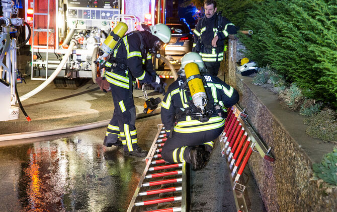 Feuerwehr rettet zwei Bewohner unverletzt - Bild 15_16