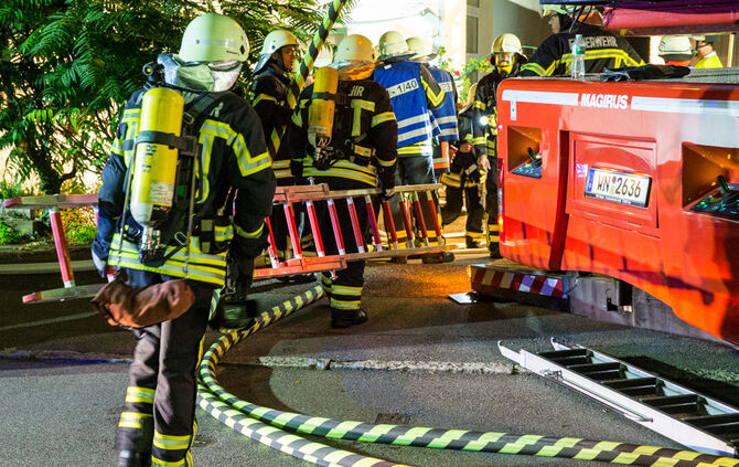 Feuerwehr rettet zwei Bewohner unverletzt - Bild 16_17
