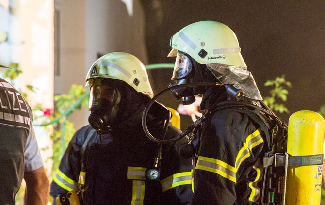 Feuerwehr rettet zwei Bewohner unverletzt - Bild 18_18
