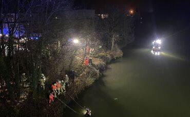Remseck: Auto stuerzt in Neckar Grosseinsatz 