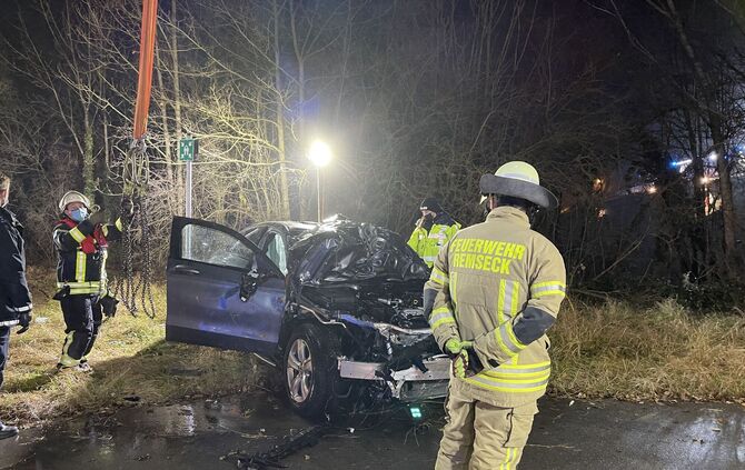 Remseck: Auto stuerzt in Neckar Grosseinsatz