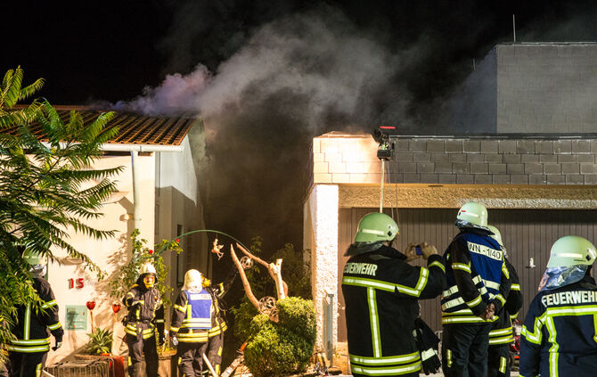 Feuerwehr rettet zwei Bewohner unverletzt - Bild 25_24