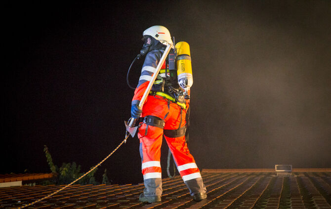 Feuerwehr rettet zwei Bewohner unverletzt - Bild 26_25