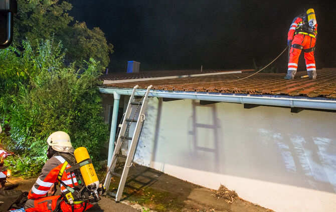 Feuerwehr rettet zwei Bewohner unverletzt - Bild 27_26