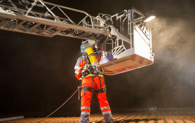 Feuerwehr rettet zwei Bewohner unverletzt - Bild 28_27