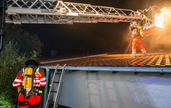 Feuerwehr rettet zwei Bewohner unverletzt - Bild 29_28