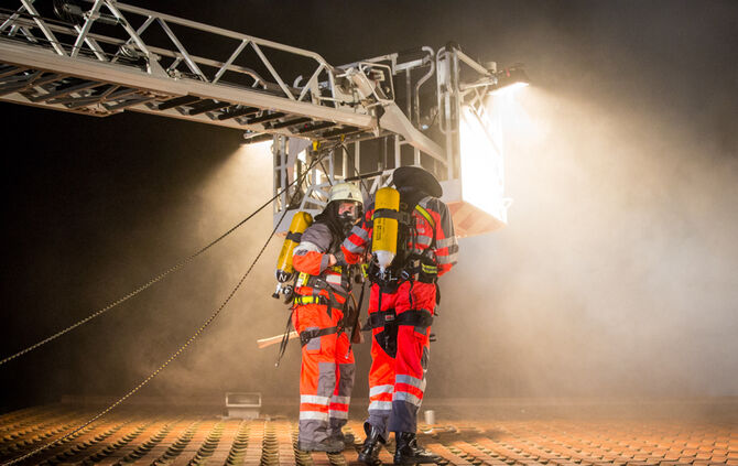 Feuerwehr rettet zwei Bewohner unverletzt - Bild 30_29