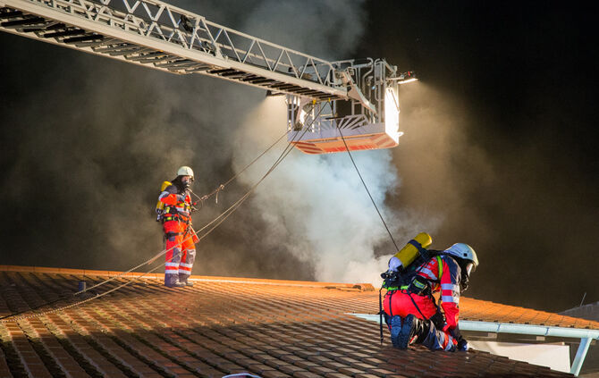 Feuerwehr rettet zwei Bewohner unverletzt - Bild 31_30