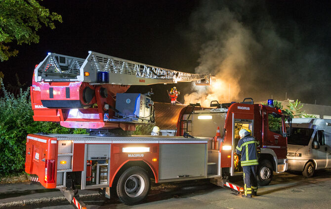 Feuerwehr rettet zwei Bewohner unverletzt - Bild 32_31