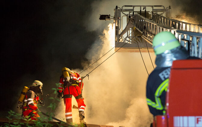 Feuerwehr rettet zwei Bewohner unverletzt - Bild 33_32