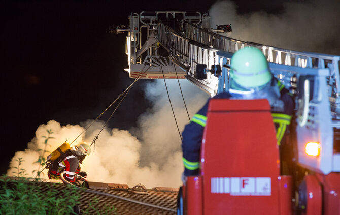 Feuerwehr rettet zwei Bewohner unverletzt - Bild 34_33