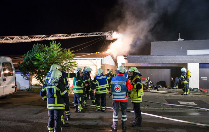 Feuerwehr rettet zwei Bewohner unverletzt - Bild 35_34