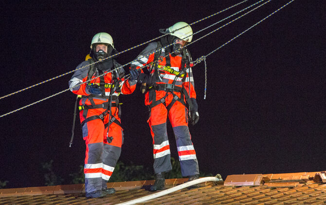 Feuerwehr rettet zwei Bewohner unverletzt - Bild 36_35