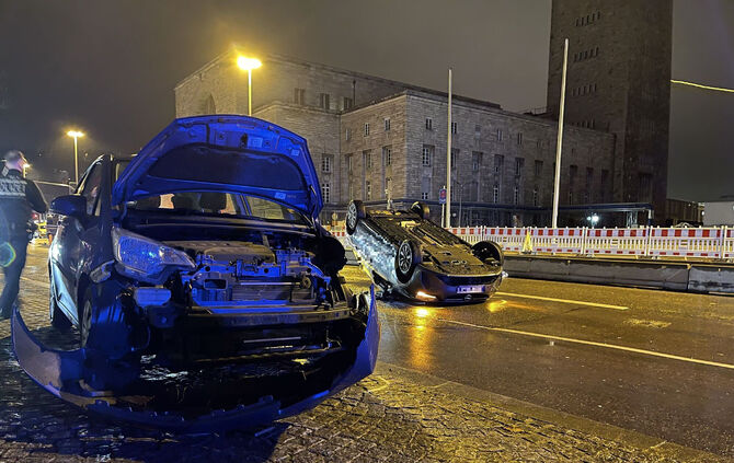 Stuttgart: PKW landet nach Zusammenstoss auf dem Dach