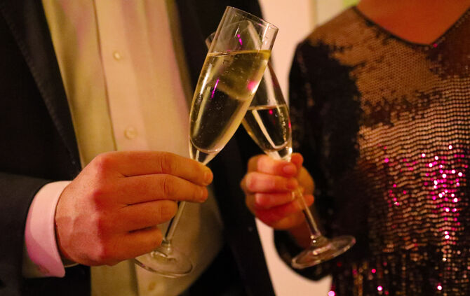 Silvester Sekt Symbol Symbolbild Symbolfoto Anstoßen Feier